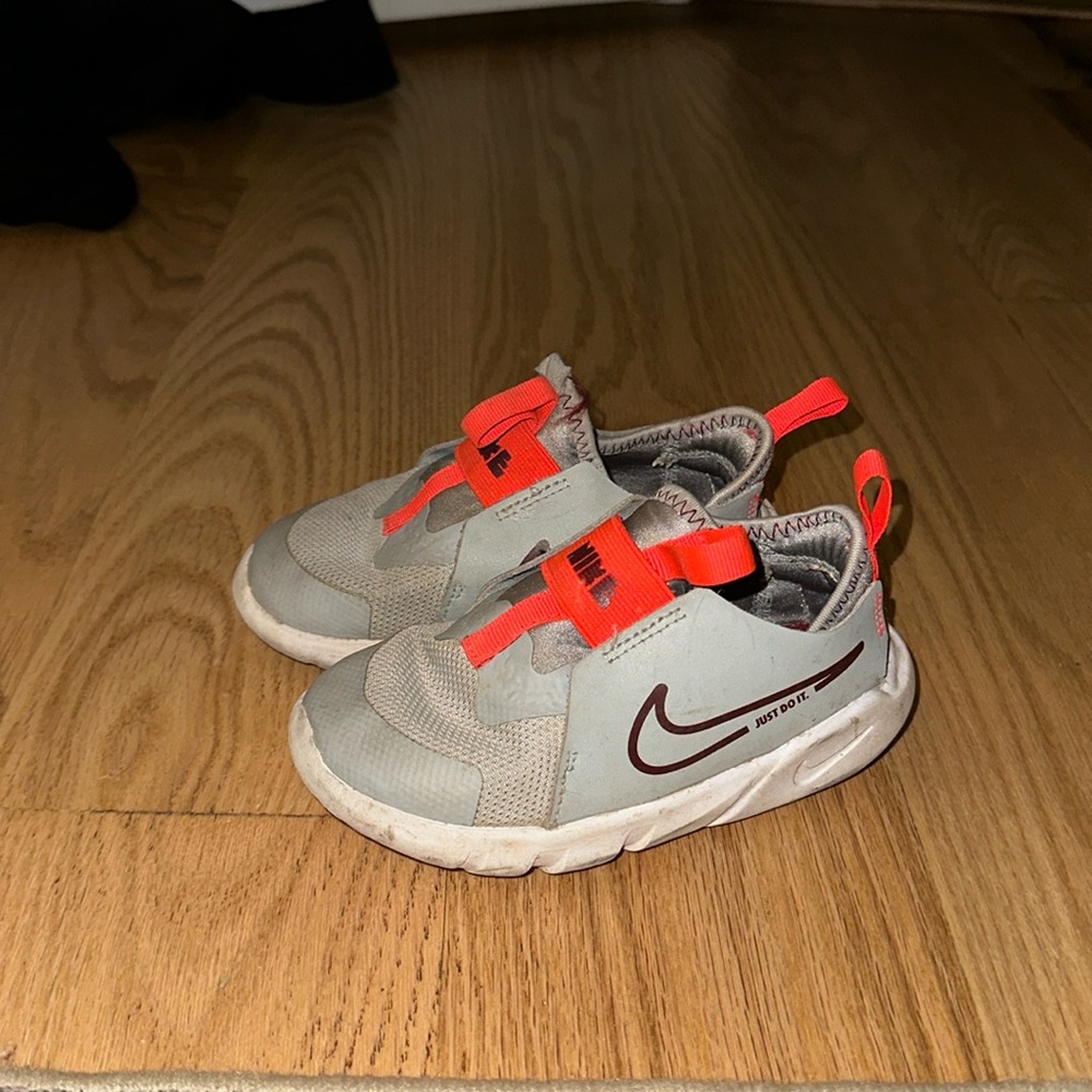 Nike flex tennis shoes/sneakers